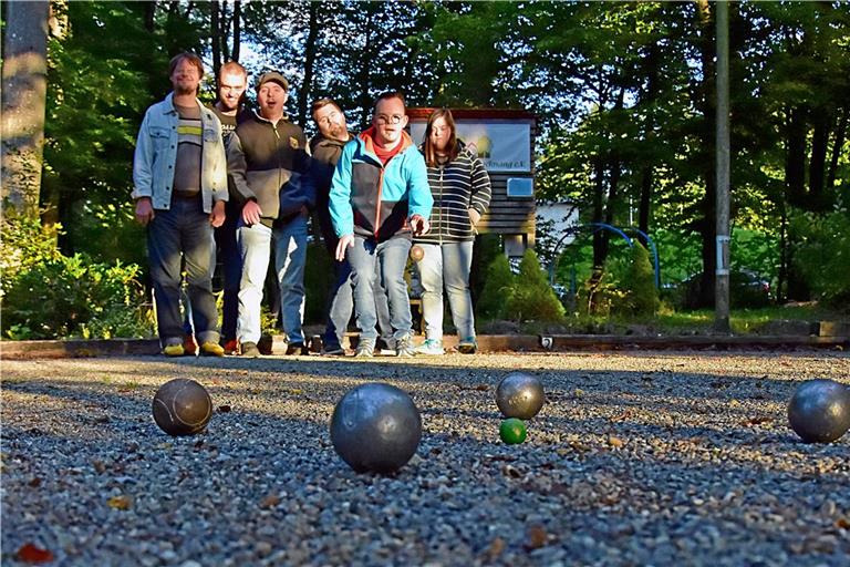Steffen Heinisch (Zweiter von rechts) spielt mit Freunden, während seine Mutter Erika eine Auszeit mit den anderen pflegenden Angehörigen aus der Elterngruppe am Waldheim Backnang genießt. Fotos: Tobias Sellmaier