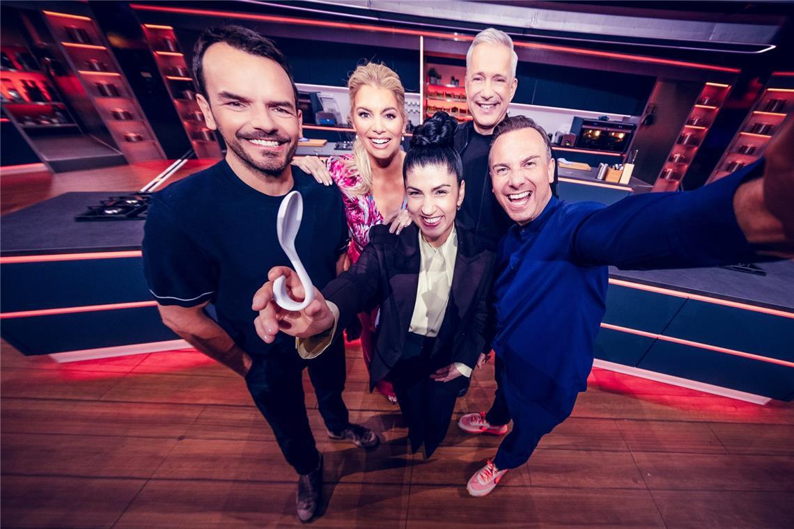 Das ist die neue Jury bei „The Taste“ 2025 Steffen Henssler, Moderatorin Angelina Kirsch, Elif Oskan, Alexander Herrmann und Tim Raue (von links) zum Start der neuen "The Taste"-Staffel.