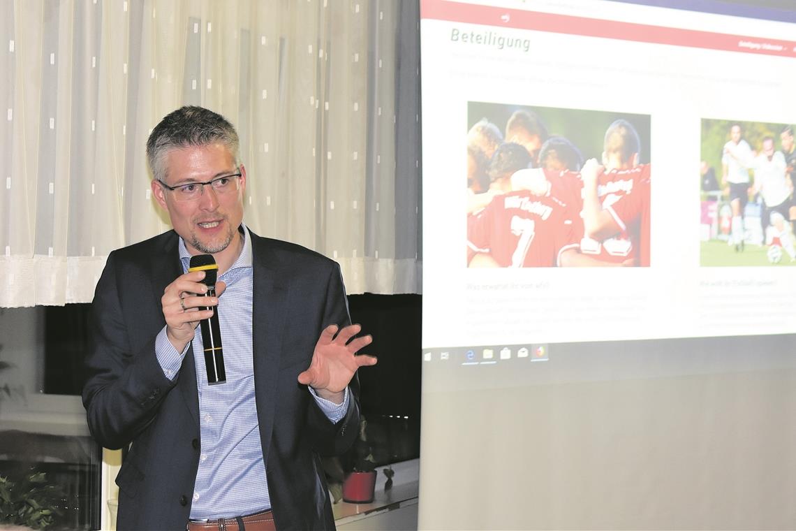 Steffen Jäger erläutert das Aufgabengebiet der WFV-Kommission und der Beteiligungsplattform im Internet. Foto: T. Sellmaier