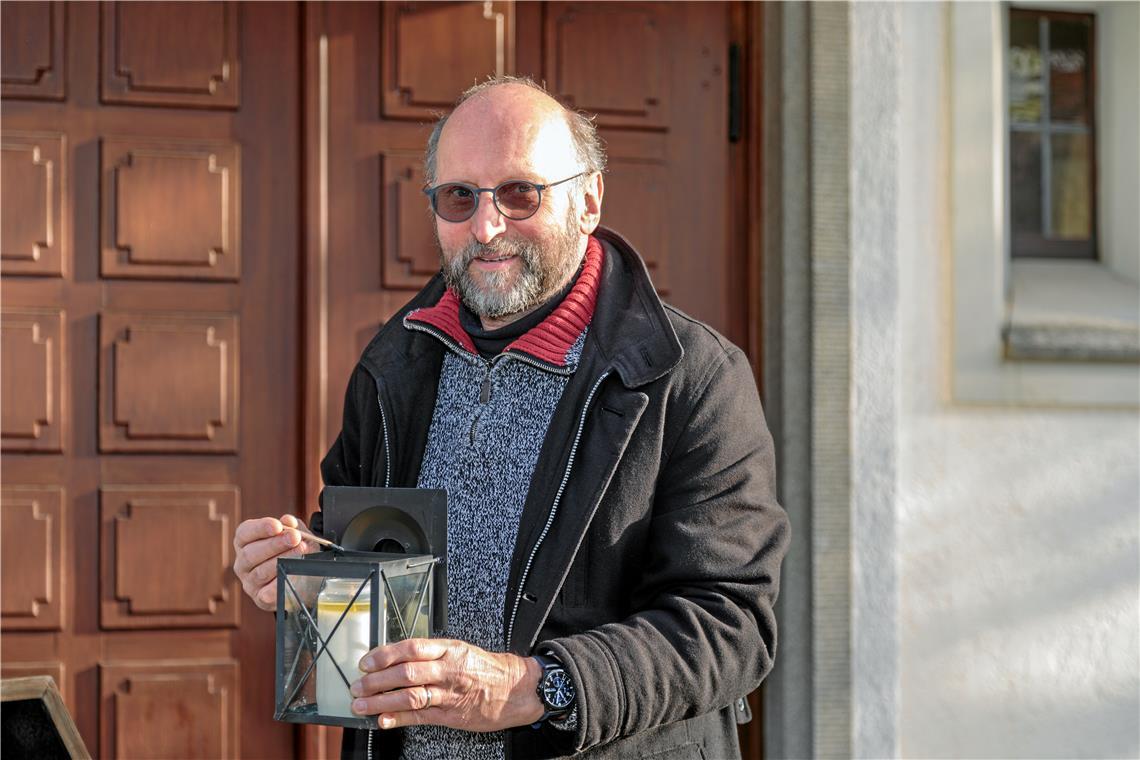 Die vielen Gesichter eines Weihnachtsfests Steffen Kaltenbach holt sich an der Fornsbacher Kirche ein Friedenslicht. Fotos: Stefan Bossow