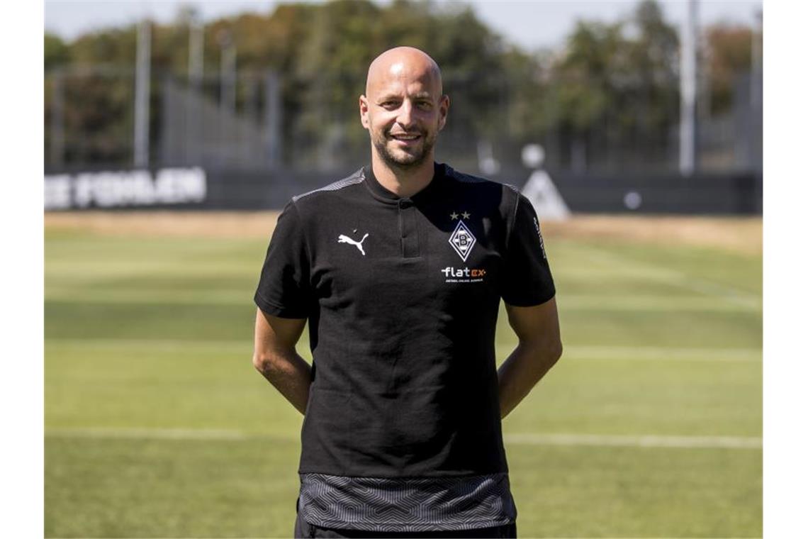 Steffen Krebs steht neben dem Trainingsplatz. Foto: Christian Verheyen/Borussia Mönchengladbach/dpa/Archivbild