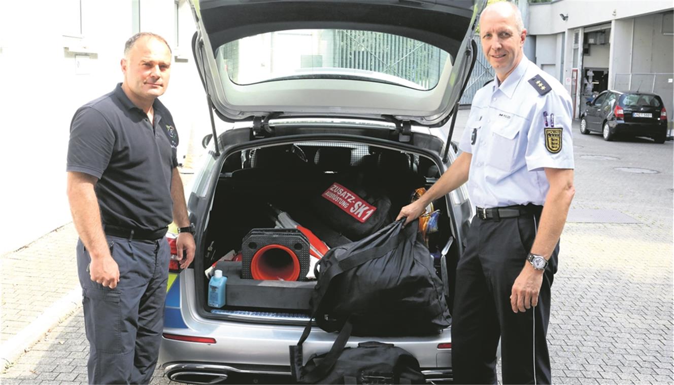 Die Polizei trainiert für den schlimmsten Fall Steffen Rommel (links) und Andreas Tellbach glauben, die Polizei im Land ist beim Thema Schutzausstattung gut ausgerüstet. Foto: G. Habermann