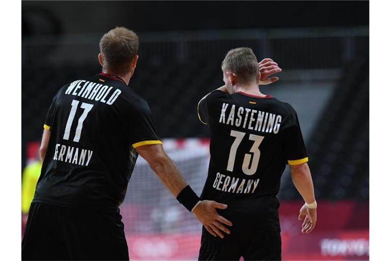 Steffen Weinhold (l) und Timo Kastening versuchen sich Mut zuzusprechen. Foto: Swen Pförtner/dpa