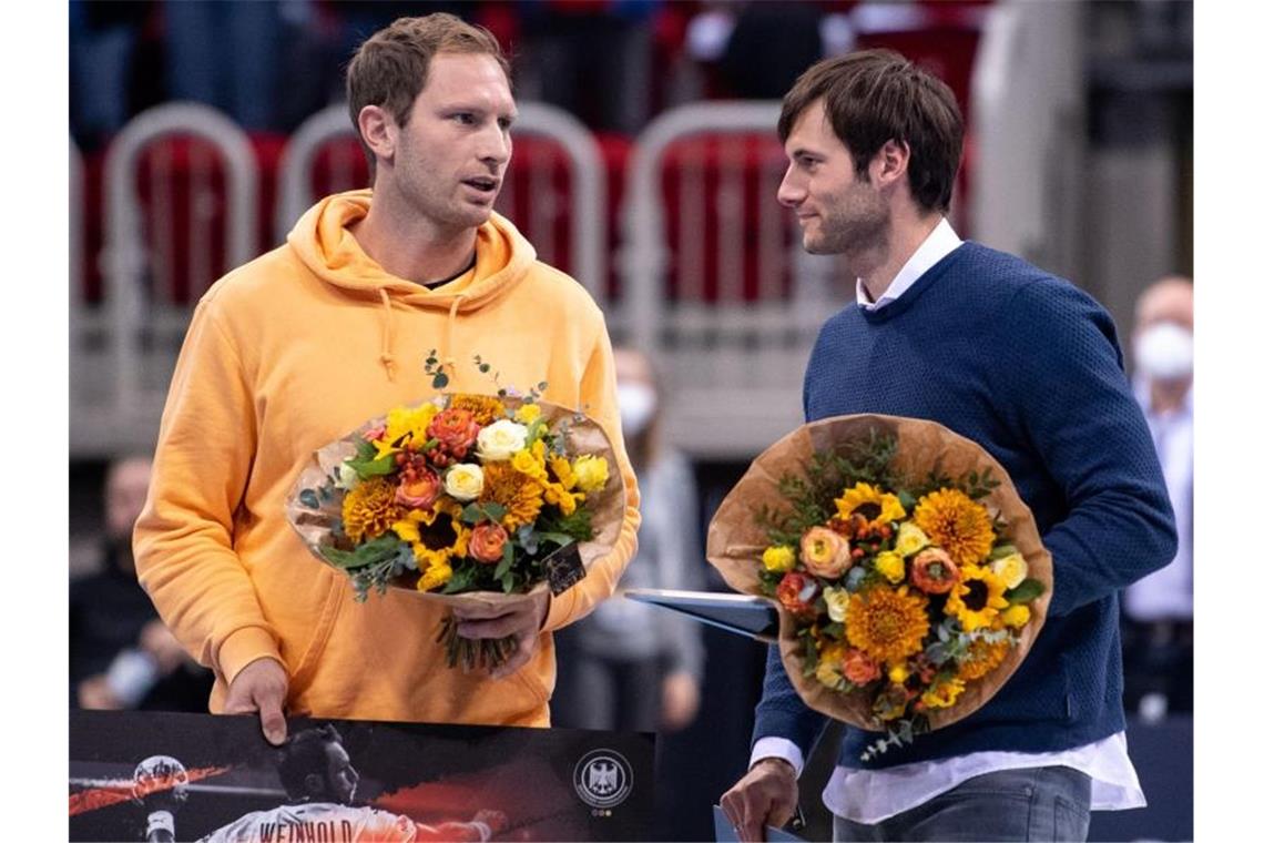 Dämpfer für deutsche Handballer: Niederlage gegen Portugal Steffen Weinhold (l) und Uwe Gensheimer wurden offiziell aus der Nationalmannschaft verabschiedet. Foto: Marius Becker/dpa