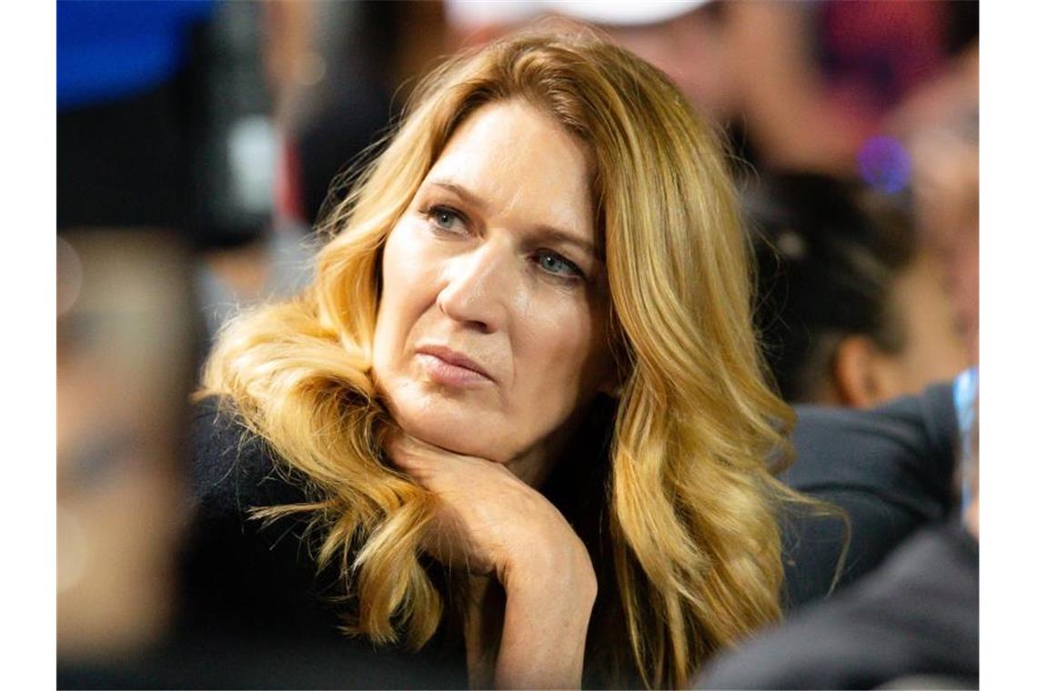 Ex-Profi Haas würdigt Steffi Graf zum 50. Geburtstag Steffi Graf beobachtet ein Tennis-Match als Zuschauerin. Foto: Frank Molter/Archivbild