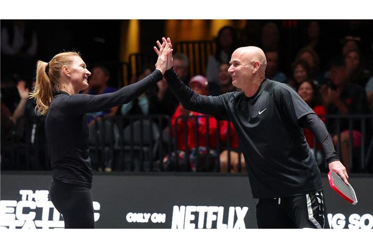 Steffi Graf und Andre Agassi feiern ihren Sieg.