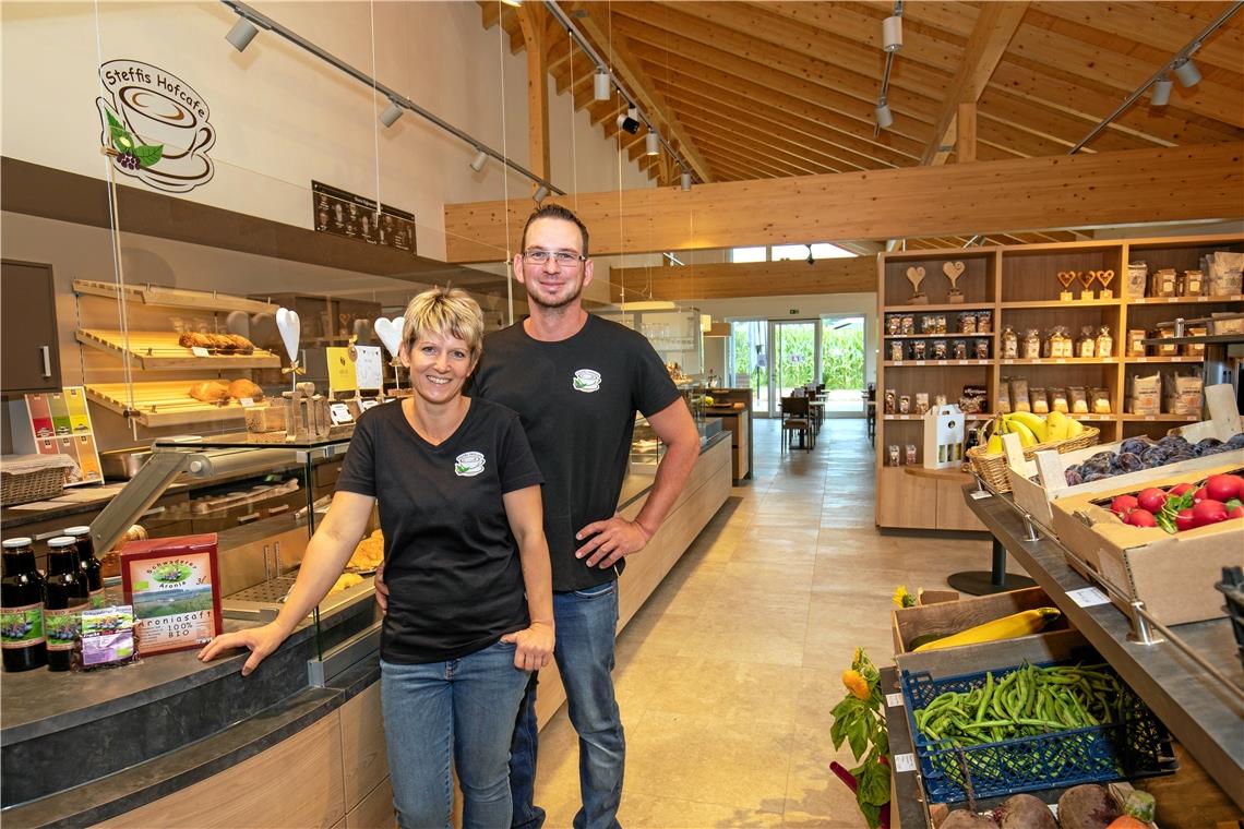 Alles fängt mit den Aroniabeeren an Steffi und Denis Schwaderer freuen sich, dass ihre neue Geschäftsidee bei den Kunden so gut ankommt. Foto: A. Becher