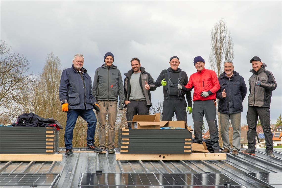 Stehen am ersten Aufbautag mit den teilweise noch verpackten Solarmodulen auf dem Dach (von links): Bernhard Roel, Albrecht van Ofen, Patrick Wimmer (Energeno), Manfred Wegener, Hans Ulrich Mohl, Horst Wernz und Benjamin Monecke (Energeno). Foto: Matthias Spinnler