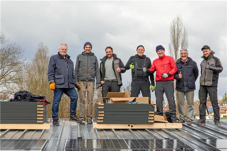Stehen am ersten Aufbautag mit den teilweise noch verpackten Solarmodulen auf dem Dach (von links): Bernhard Roel, Albrecht van Ofen, Patrick Wimmer (Energeno), Manfred Wegener, Hans Ulrich Mohl, Horst Wernz und Benjamin Monecke (Energeno). Foto: Matthias Spinnler