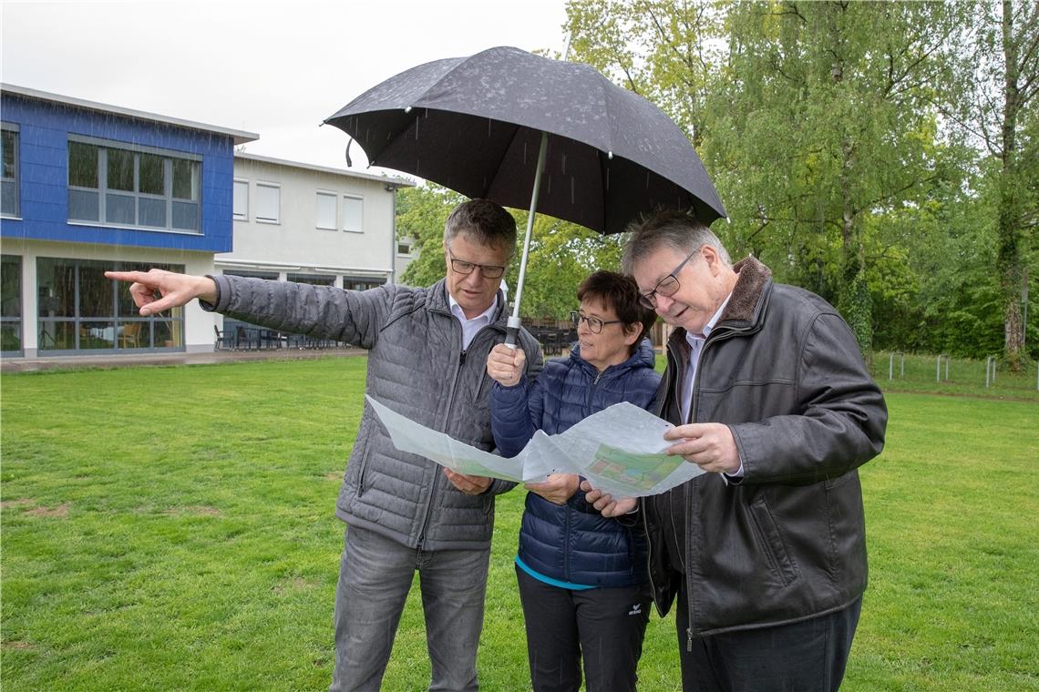 Stehen nach zweijähriger Planung zumindest vorübergehend im Regen: Der TSG-Vorsitzende Rainer Mögle (links) und seine Stellvertreter Claudia Krimmer sowie Wolfgang Richter. Der Verein sagte sein im Juli geplantes großes Jubiläumsfest wegen der Coronapandemie ab. Foto: A. Becher