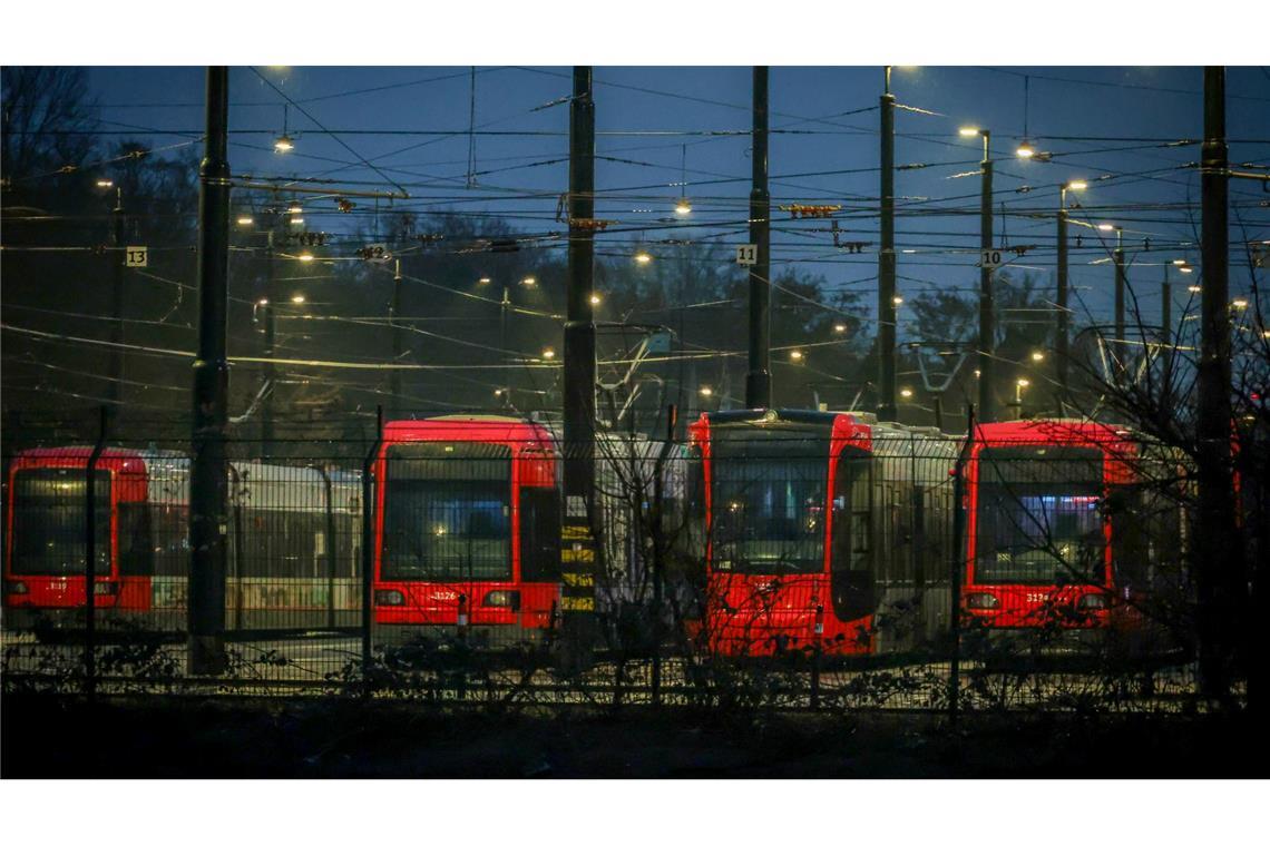 Stehen statt fahren - Straßenbahnen am Samstagmorgen in einem Depot in Bremen.