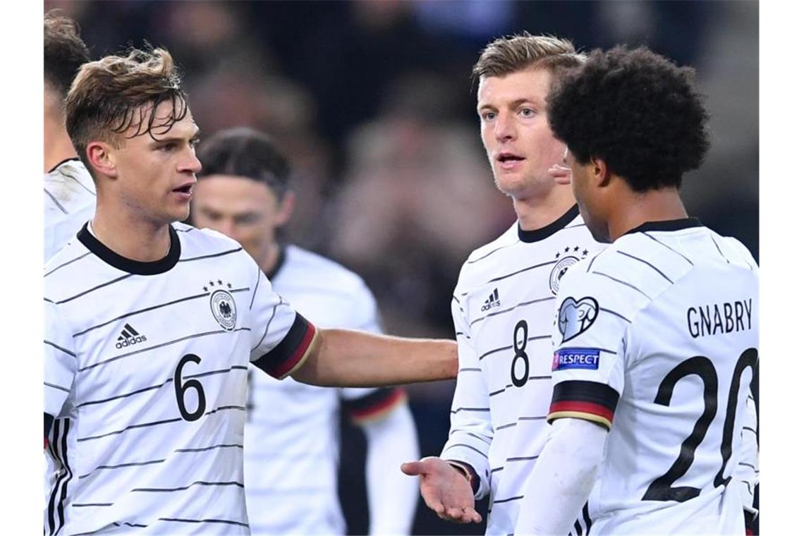 Boss und Juniorchef: 100 Mal Kroos und 50 Mal Kimmich Stehen vor runden Jubiläen im DFB-Team: Joshua Kimmich (l) und Toni Kroos (M). Foto: Marius Becker/dpa