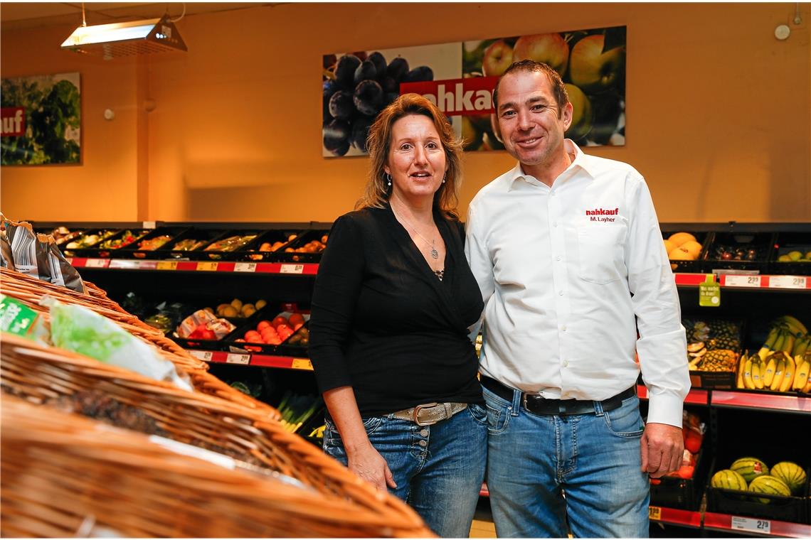 Böllerboykott? Nur ganz vereinzelt Stehen zu ihrer Entscheidung, kein Feuerwerk mehr zu verkaufen: Bettina und Markus Layher vom Nahkauf in Großaspach. Foto: A. Becher