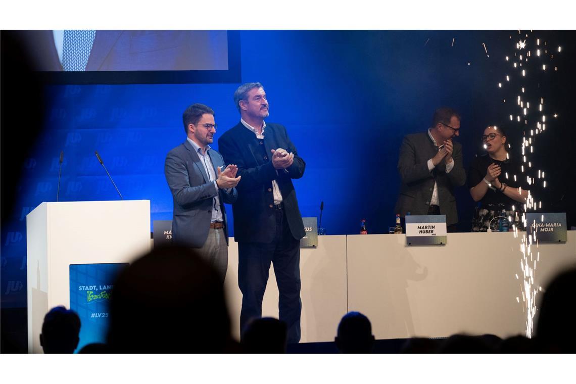Stehende Ovationen für Markus Söder bei der Ju - in der Aussprache musste sich der CSU-Chef aber vom Parteinachwuchs auch einige kritische Kommentare anhören. (Archivbild)