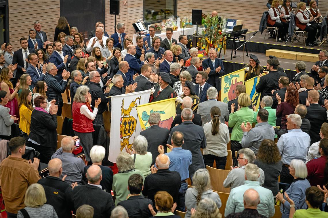 Stehende Ovationen und eine Darbietung der Trääs-Fahnenschwinger geleiten Christoph Jäger und seine Frau Elke aus der Gemeindehalle von Großerlach. Fotos: Alexander Becher