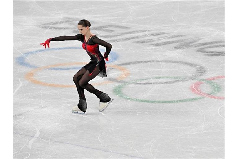 Steht auf der Olympia-Startliste: Russlands Eiskunstlaufstar Kamila Walijewa. Foto: Peter Kneffel/dpa