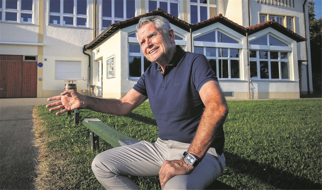 Tiefe Blicke in die Seele des VfB Stuttgart Steht beim BKZ-Podium mit Lesung und Gesprächsrunde Rede und Antwort: Wolfgang Dietrich, aus Steinbach stammender VfB-Präsident. Foto: A. Becher