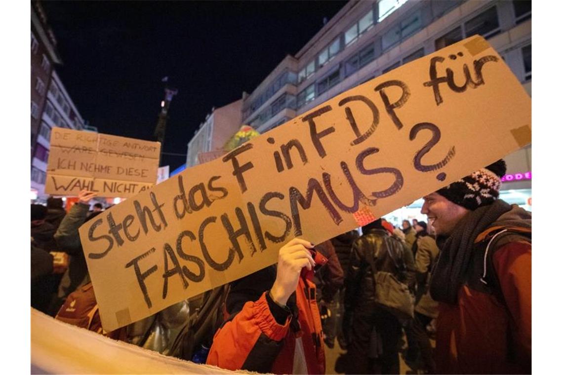 „Steht das F in FDP für Faschismus?“ Demonstranten vor der FDP-Geschäftsstelle in München. Foto: Lino Mirgeler/dpa