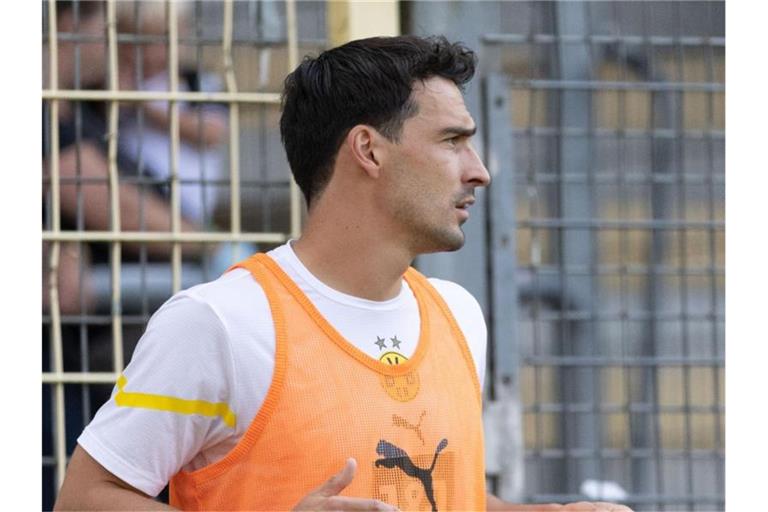 Steht gegen Besiktas in der BVB-Startelf: Dortmunds Abwehrspieler Mats Hummels macht sich warm. Foto: Philipp von Ditfurth/dpa