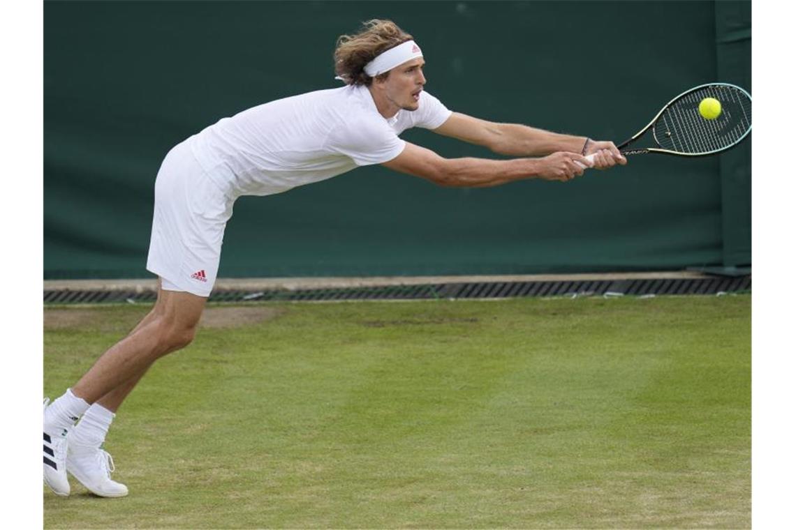 Kerber und Zverev erreichen Wimbledon-Achtelfinale Steht im Achtelfinale: Alexander Zverev in Aktion. Foto: Kirsty Wigglesworth/AP/dpa
