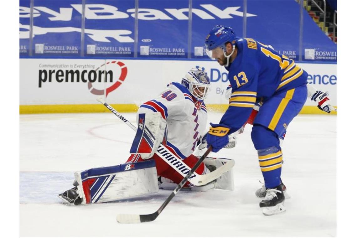 Steht im DEB-Aufgebot für die Eishockey-WM: Tobias Rieder (r) von den Buffalo Sabres. Foto: Jeffrey T. Barnes/AP/dpa