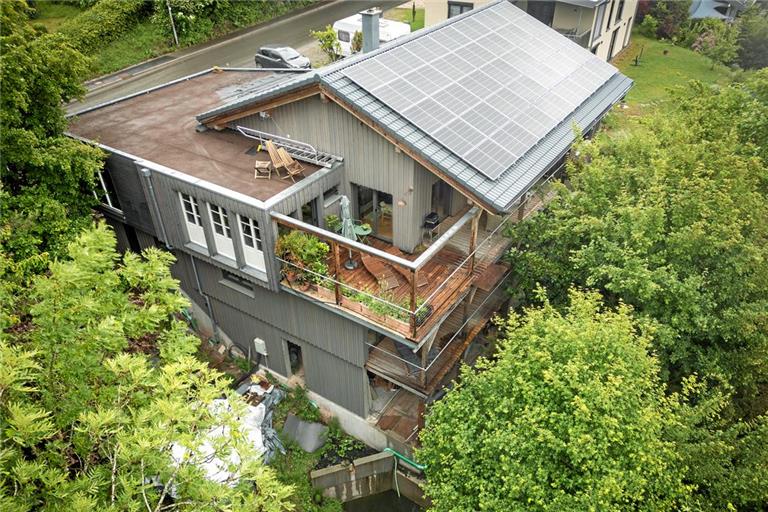 Steht man auf dem Balkon auf Augenhöhe mit den Baumkronen, könnte man meinen, man sei in einem Baumhaus. Fotos: Alexander Becher