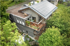 Steht man auf dem Balkon auf Augenhöhe mit den Baumkronen, könnte man meinen, man sei in einem Baumhaus. Fotos: Alexander Becher