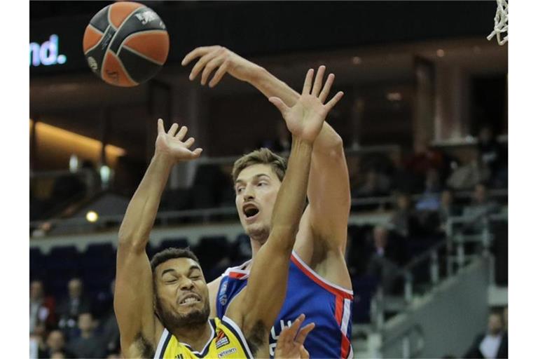 Steht mit Anadolu Efes Istanbul im Final Four der Euroleague: Tibor Pleiß (r). Foto: Andreas Gora/dpa/Archiv