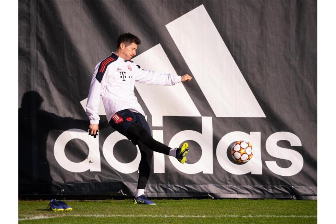 FC Bayern peilt Rekorde an - „Emotionalen Fauxpas“ vermeiden Steht mit Bayern München beim Spiel gegen den FC Barcelona vor weiteren Bestmarken: Robert Lewandowski beim Abschlusstraining. Foto: Sven Hoppe/dpa