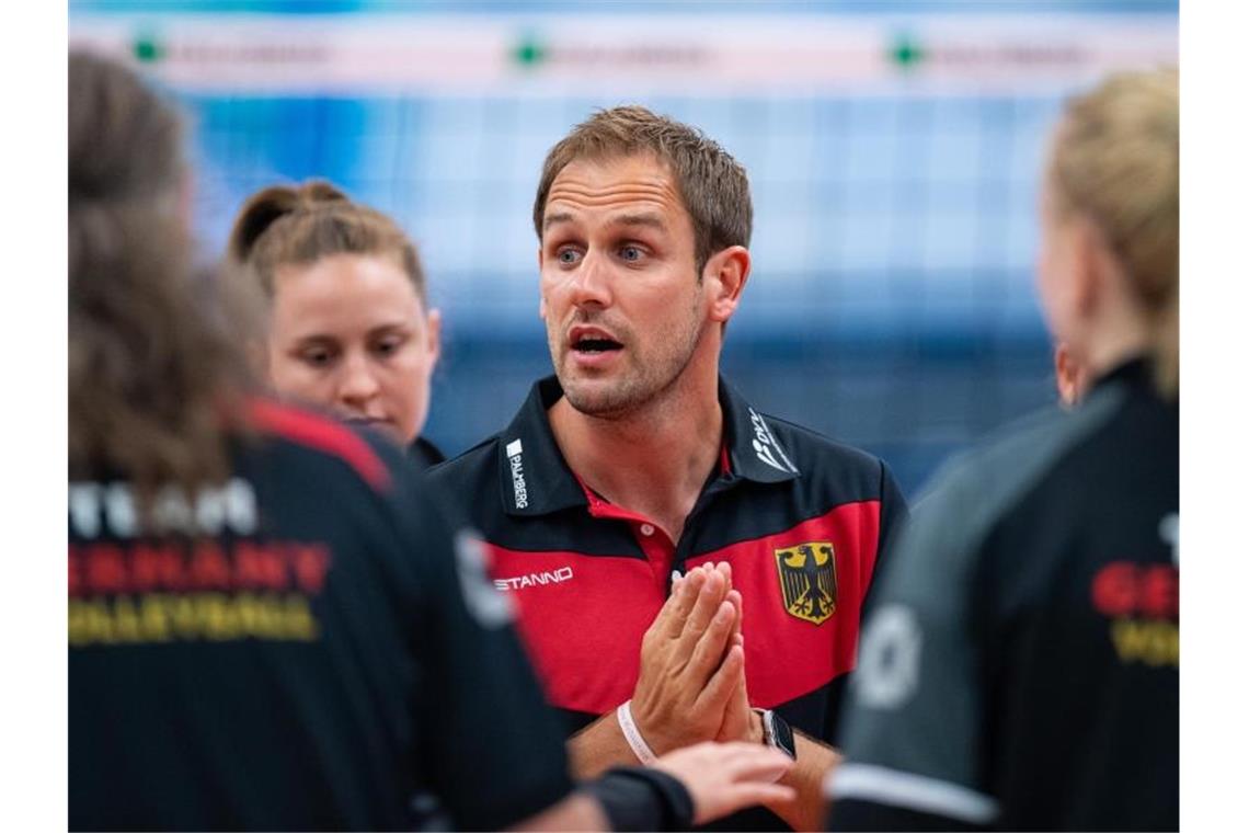Deutsche Volleyballerinnen als Gruppensieger im Halbfinale Steht mit Deutschlands Volleyballerinnen im Halbfinale: Bundestrainer Felix Koslowski. Foto: Guido Kirchner/dpa