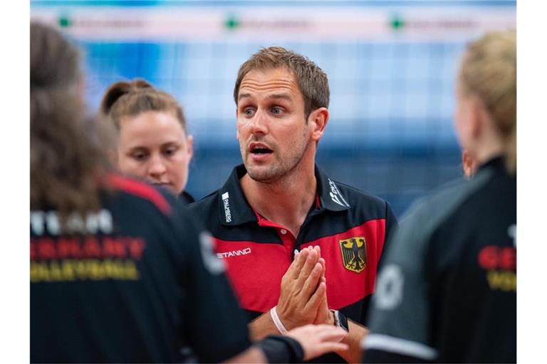 Steht mit Deutschlands Volleyballerinnen im Halbfinale: Bundestrainer Felix Koslowski. Foto: Guido Kirchner/dpa