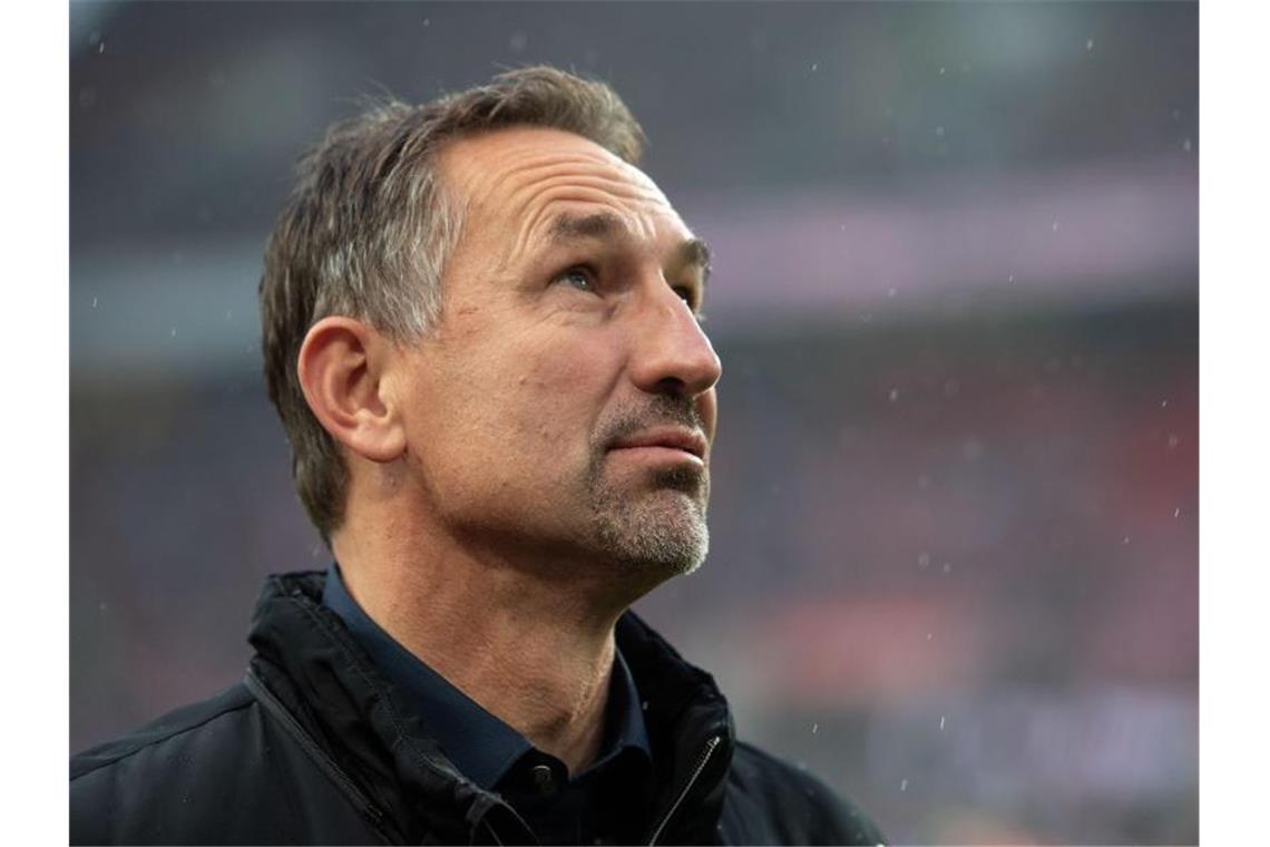 Alle Trainer noch im Amt - und doch immer im Gespräch Steht mit Köln im rheinischen Derby unter Druck: FC-Coach Achim Beierlorzer. Foto: Marius Becker/dpa
