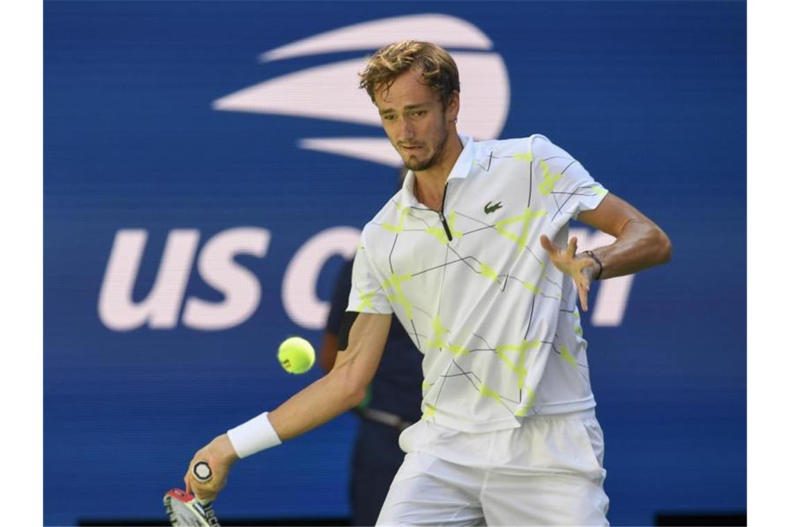 Steht nach dem Sieg über Stan Wawrinka im Halbfinale: Daniil Medwedew aus Russland in Aktion. Foto: Sarah Stier/FR171690 AP