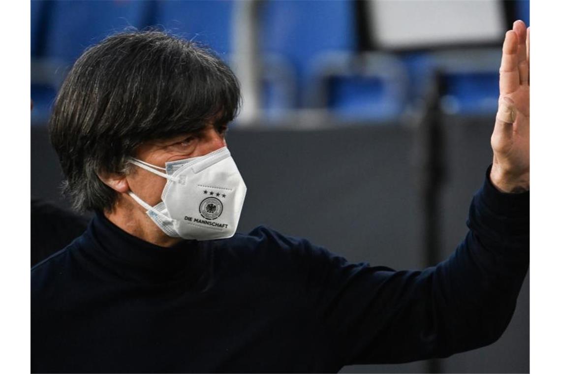DFB steht zu Löw - Nachfolger soll bis Mitte Juli fix sein Steht nach der Pleite gegen Nordmazedonien erneut in der Kritik: Bundestrainer Joachim Löw. Foto: Federico Gambarini/dpa