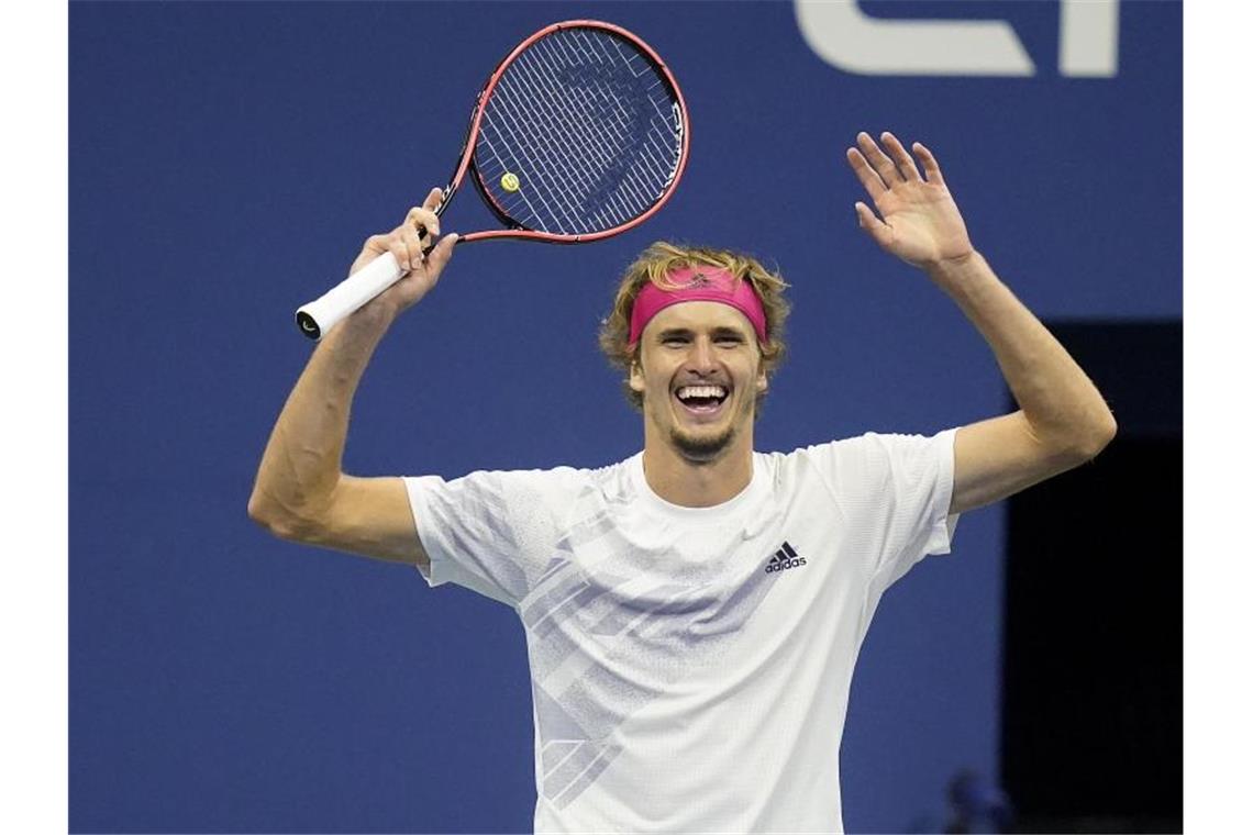 Steht nach seinem Sieg zum ersten Mal in einem Grand-Slam-Finale: Alexander Zverev darf sich freuen. Foto: Frank Franklin II/AP/dpa