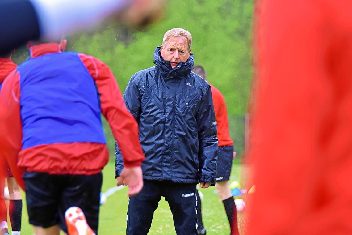Ans Aufhören denkt Stampfl noch nicht Steht seit 55 Jahren als Spieler und Trainer auf dem Platz: Roland Stampfl. Die Lust am Fußball hat er bis heute nicht verloren. Foto: Tobias Sellmaier