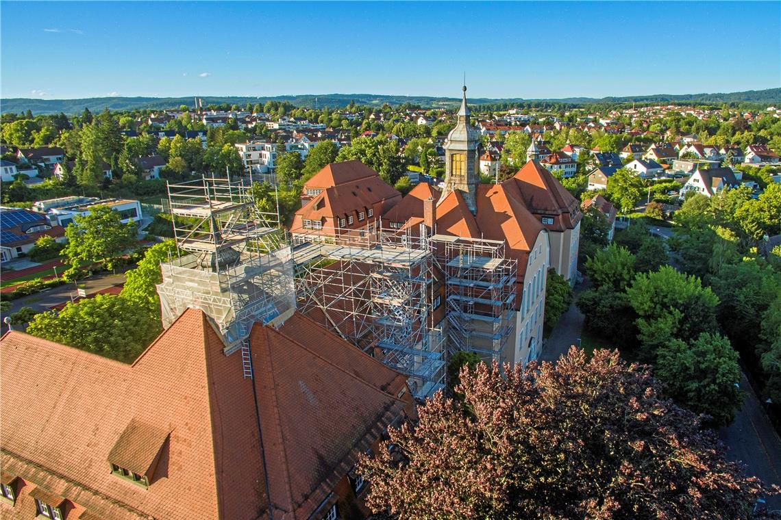 Dachreiter werden aufwendig saniert Steht unter Denkmalschutz: ehemaliges Lehrerseminar in Backnang. Foto: A. Becher
