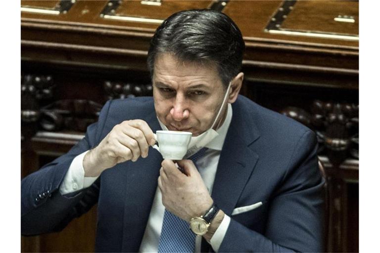 Steht vor der nächsten Hürde: Italiens Ministerpräsident Giuseppe Conte trinkt einen Espresso. Foto: Lapresse / Roberto Monaldo/LaPresse via ZUMA Press/dpa