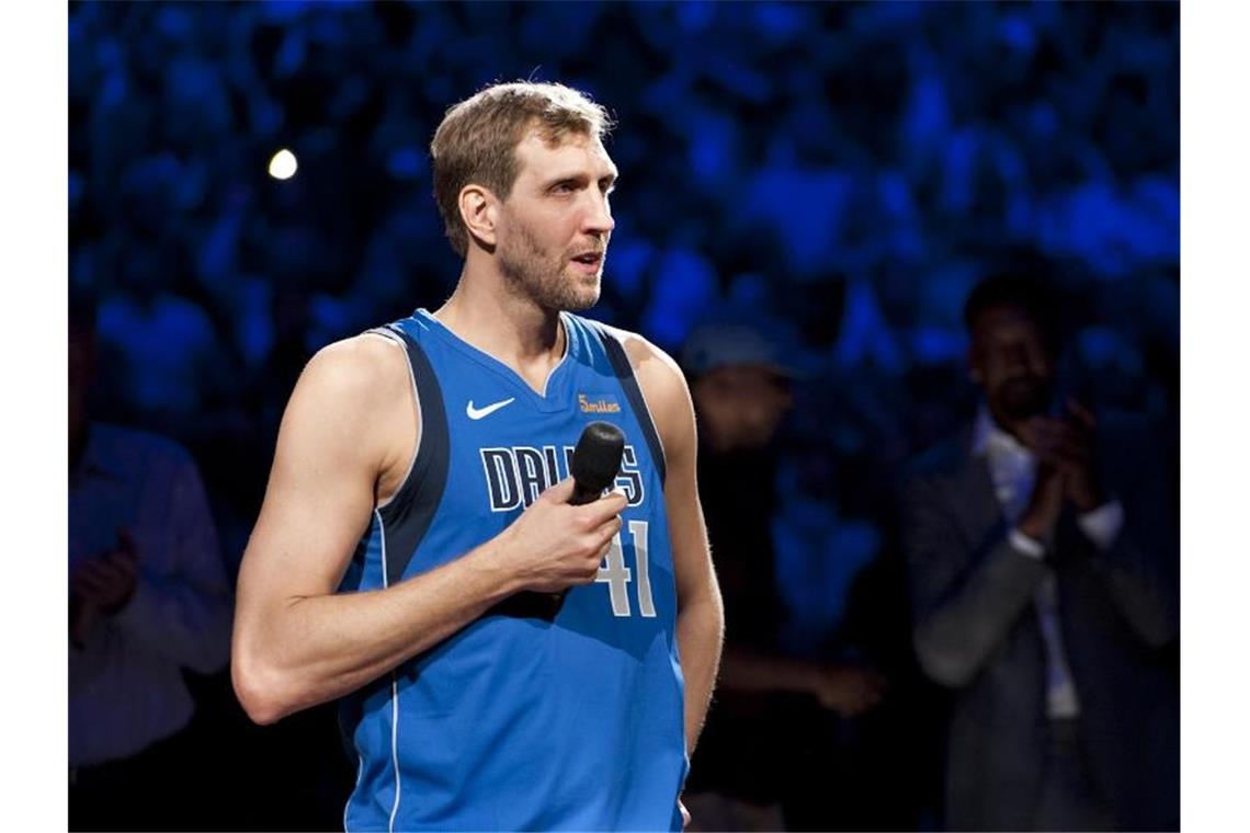 Wieder ein Tränenmeer? - Nowitzki vor denkwürdigem Abend Steht vor einer besonderen Auszeichnung: Ex-NBA-Star Dirk Nowitzki. Foto: Philipp Hülsmann/dpa