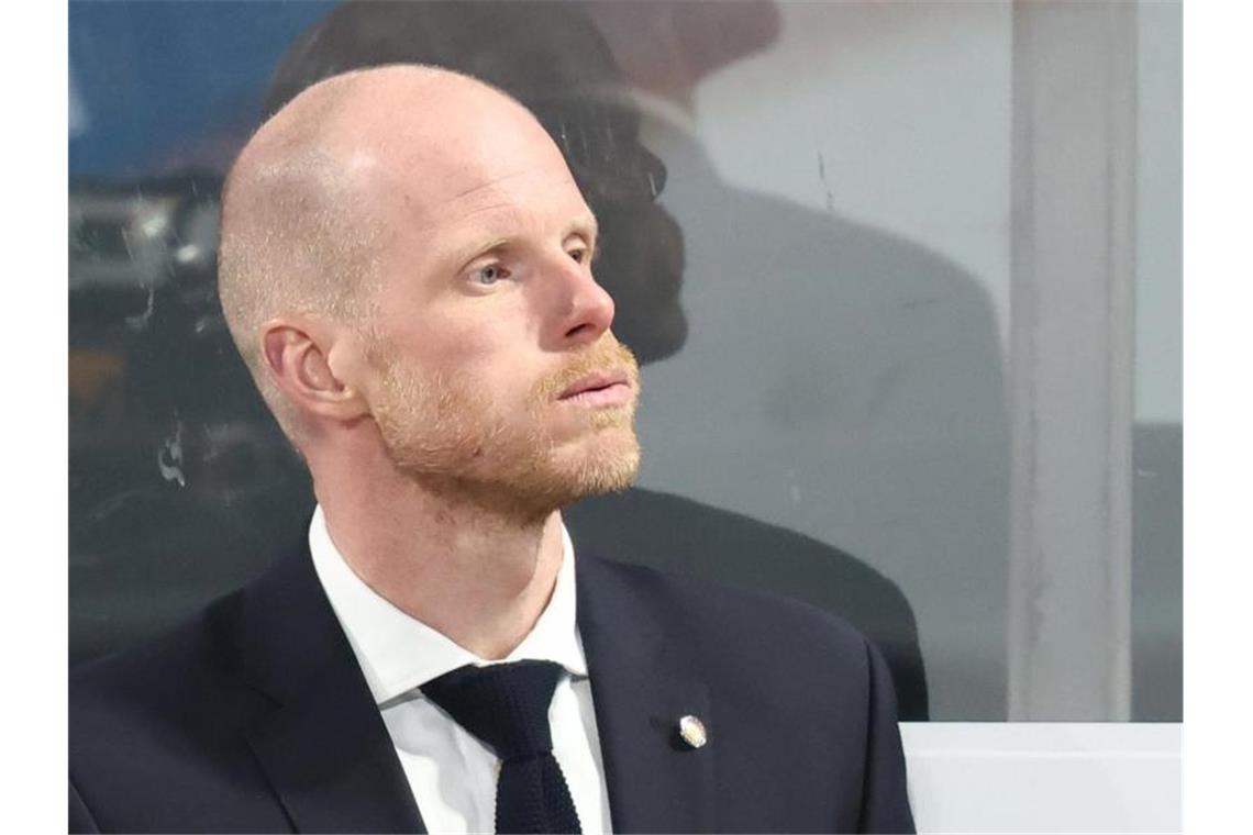 Steht vor einer schweren Kaderfindung vor der WM: Toni Söderholm , Eishockey-Bundestrainer. Foto: Daniel Karmann/dpa
