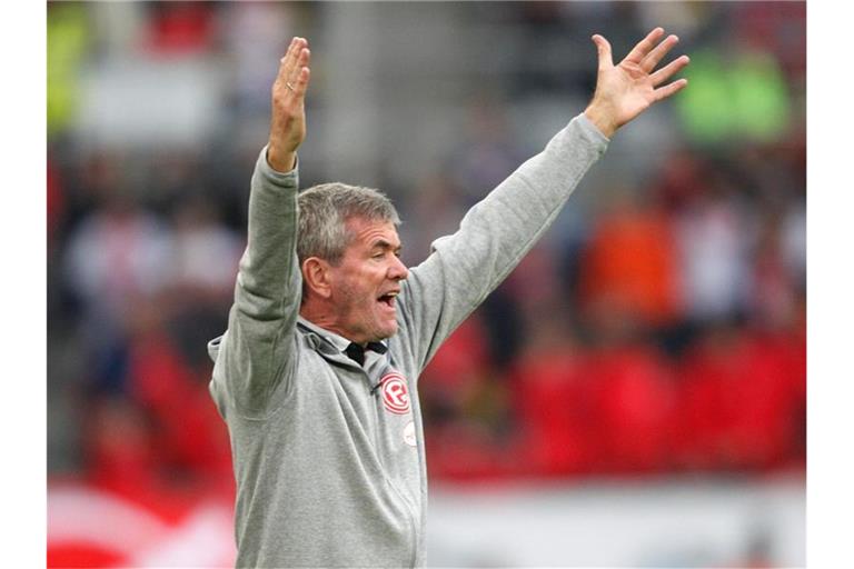 Steht vor seinem 500. Bundesligaspiel: Der Düsseldorfer Trainer Friedhelm Funkel gestikuliert. Foto: Roland Weihrauch