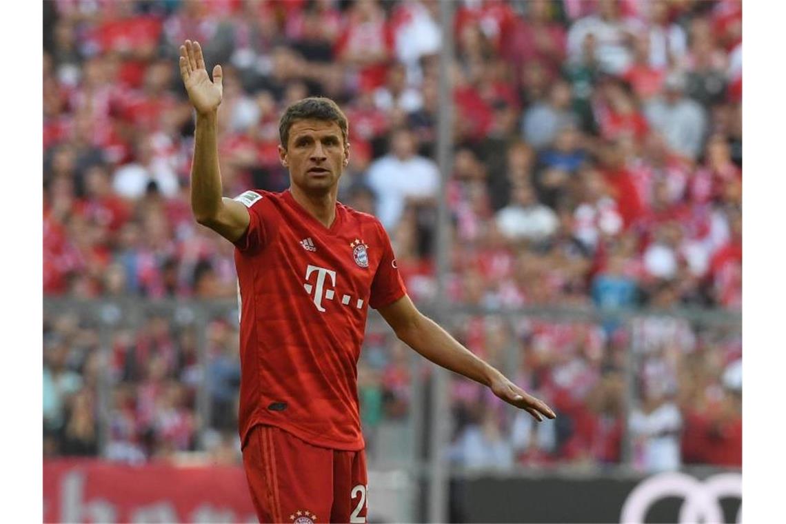 Bayern-Coach Kovac gefordert - Müller vor Jubiläum Steht vor seinem 500. Plfichtspiel im Bayern-Trikot: Thomas Müller. Foto: Angelika Warmuth/dpa