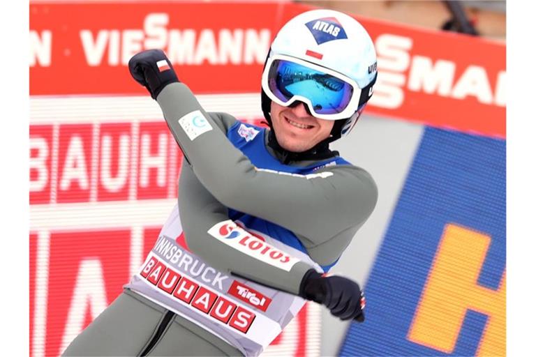 Steht vor seinem dritten Gesamtsieg bei der Vierschanzentournee: Kamil Stoch. Foto: Daniel Karmann/dpa