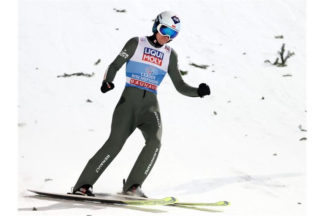 Steht vor seinem dritten Gesamtsieg bei der Vierschanzentournee: Kamil Stoch. Foto: Daniel Karmann/dpa