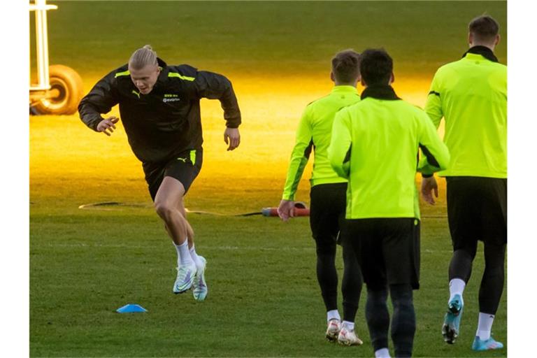 Steht wieder im Kader des BVB: Top-Stürmer Erling Haaland (l). Foto: Bernd Thissen/dpa