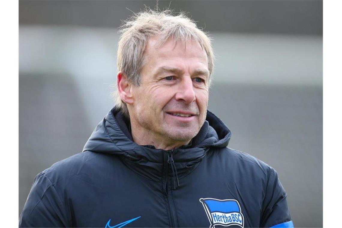 Steht zum Rückrundenstart vor einem Wiedersehen mit dem FC Bayern München: Herthas Trainer Jürgen Klinsmann. Foto: Andreas Gora/dpa