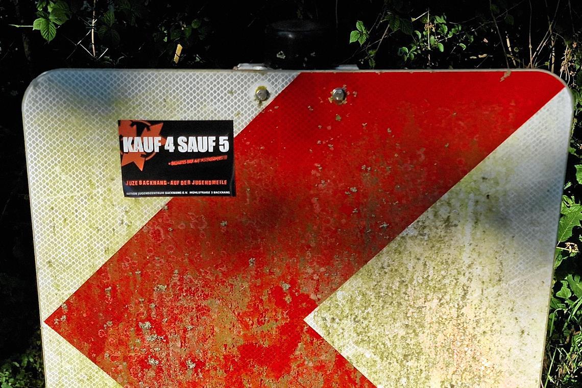 Stein des Anstoßes: ein Juze-Sticker auf einem Verkehrsschild in Backnang. Foto: privat