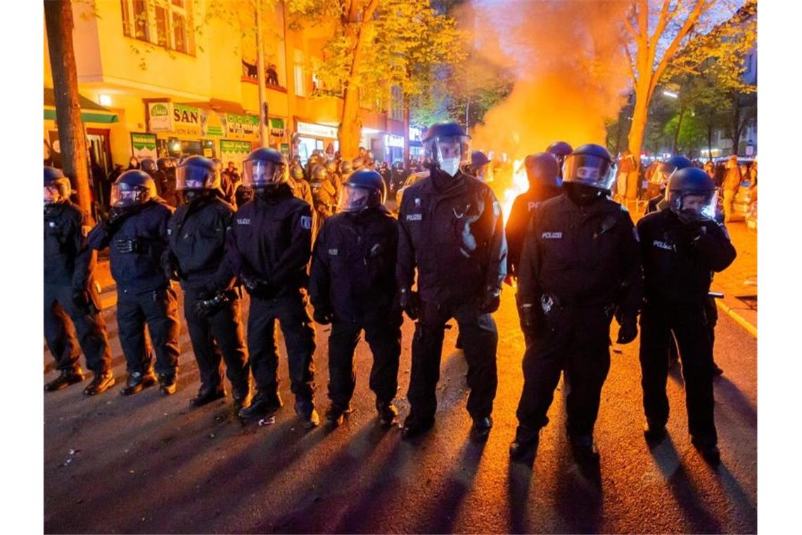 Linke Demos zum 1. Mai - Krawalle in mehreren Städten Stein- und Flaschenwürfe und brennende Barrikaden: Am Rande friedlicher Proteste zum 1. Mai in Berlin kam es zu Zusammenstößen zwischen gewaltbereiten Demonstranten und der Polizei. Foto: Christoph Soeder/dpa