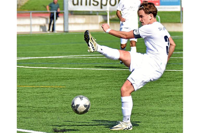 Steinbachs Kapitän Marius Seitter erzielt im Derby gegen den FC Viktoria das 2:0 und gewinnt mit dem SVS mit 3:2. Foto: Tobias Sellmaier