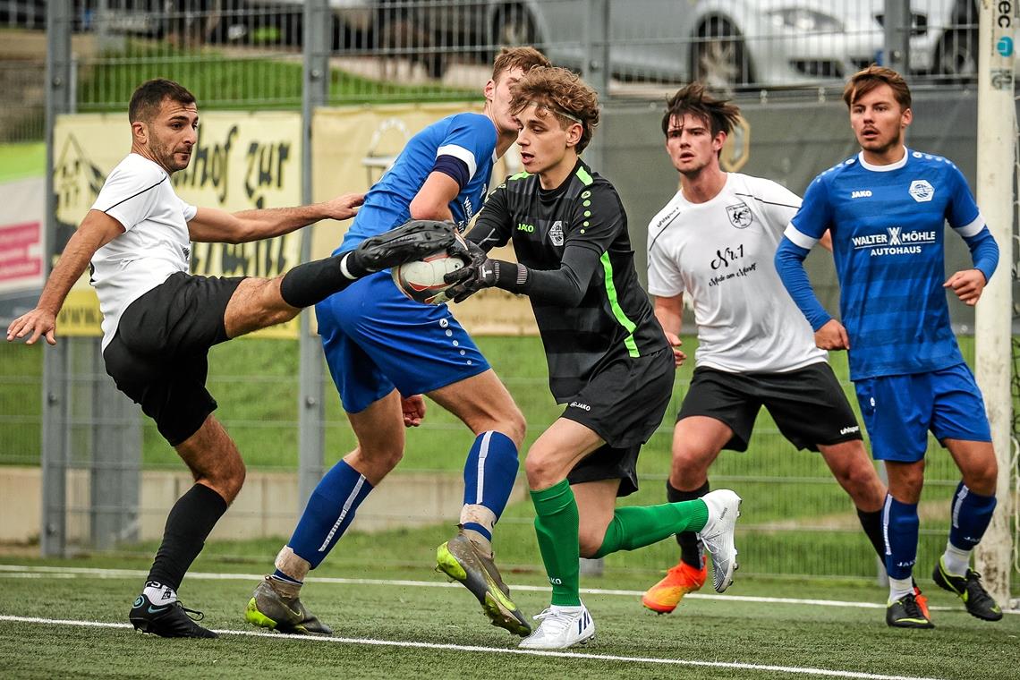 Steinbachs Talha Ünal (links) und Kleinaspachs Torhüter Leonard Klimpke sind mit ihren Teams abgestiegen. Foto: Alexander Becher